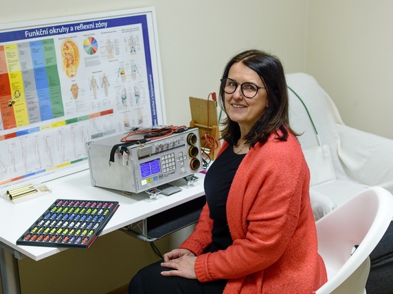 Přístroj BICOM Optima při biorezonanční terapii v Lékárně V Bezovce